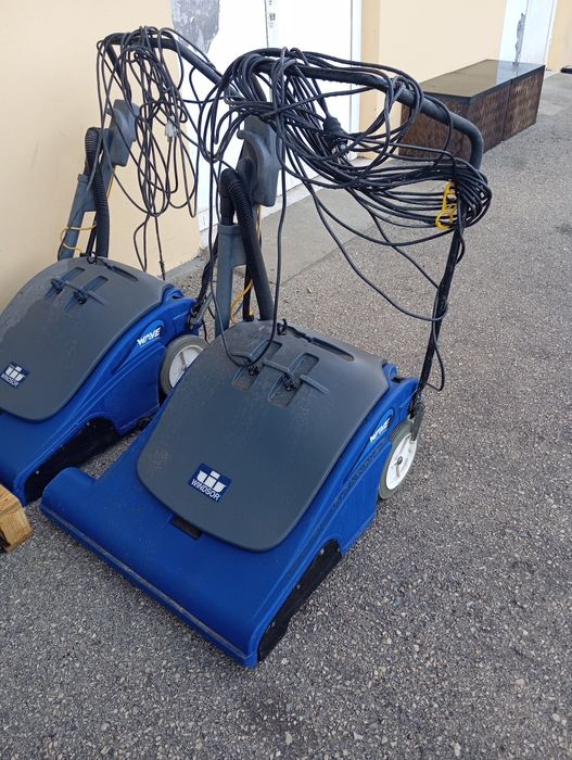 Aspirador de alcatifa industrial , vendo os dois.
