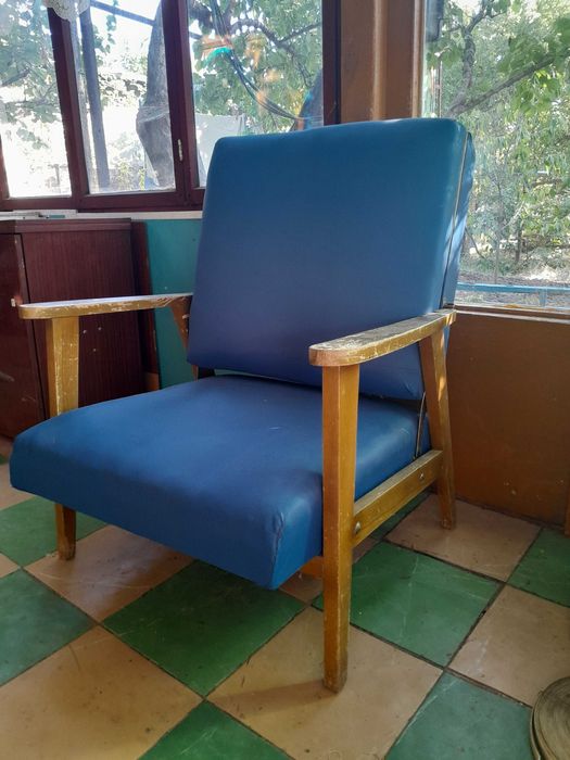 Продам кресло бордового цвета