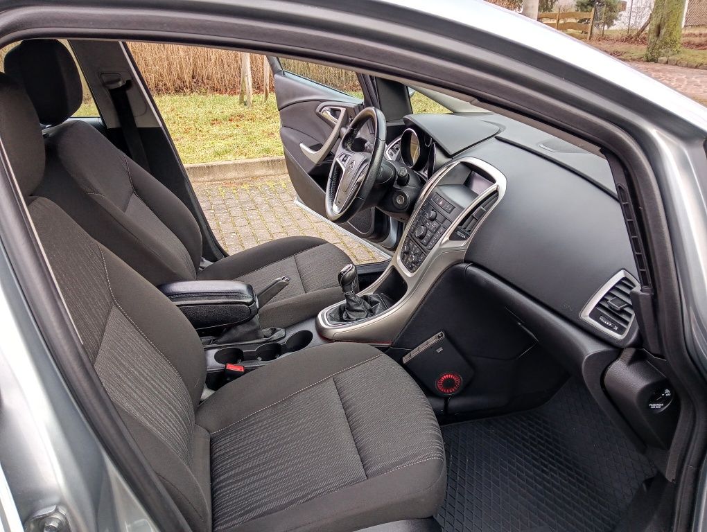 Opel Astra J 1.4b niski przebieg/klimatyzacja/alufelgi