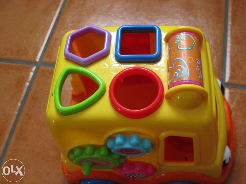 Carro com formas e jogos