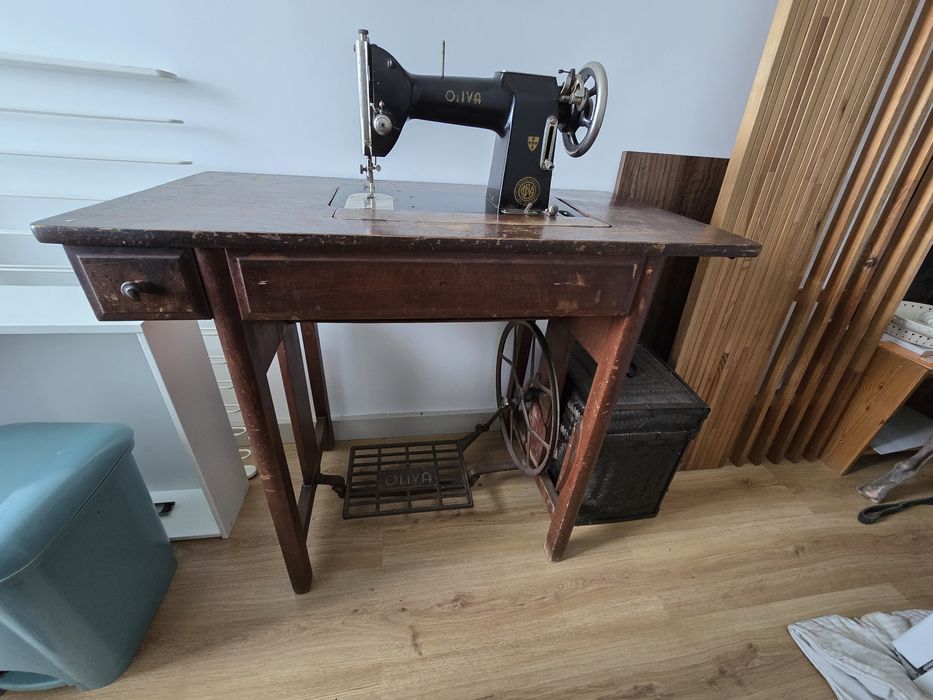 Mesa costura, com maquina Oliva