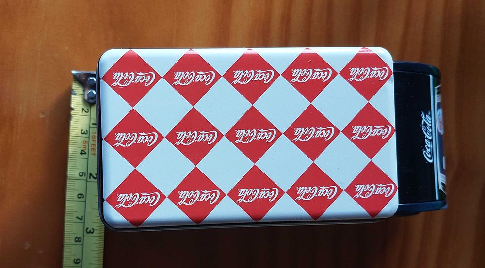 Lata Coca-Cola em formato de carrinha