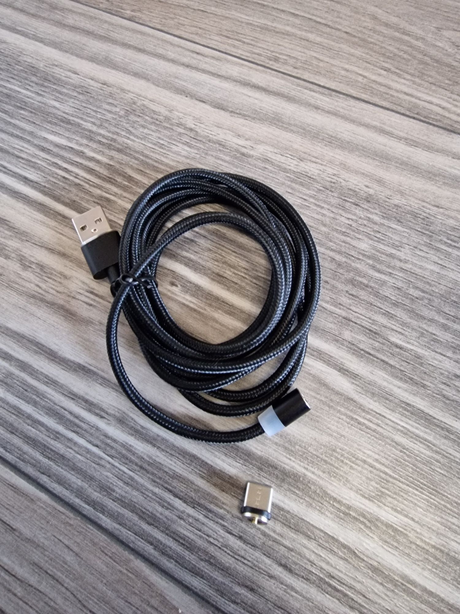 Czarny kabel USB - USB-C z magnetyczną końcówką 
Długość 2 m