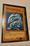 Blue-Eyes White Dragon + Capa - Carta Yu-Gi-Oh Konami Proxy