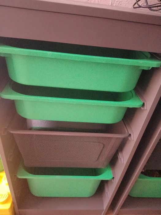 Regał trofast Ikea z pojemnikami