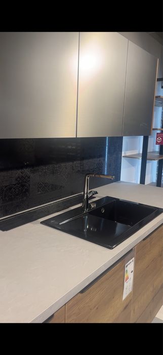 Meble kuchenne z umywalką i baterią