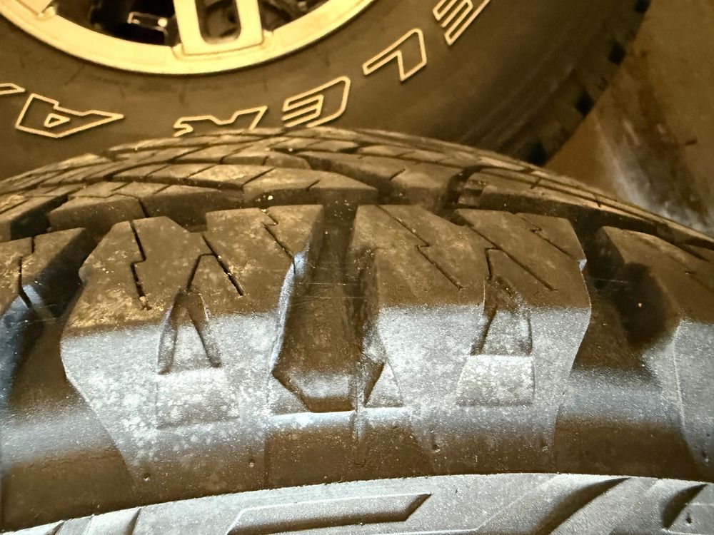 285/76/16 opony z felgami do Hummer H3