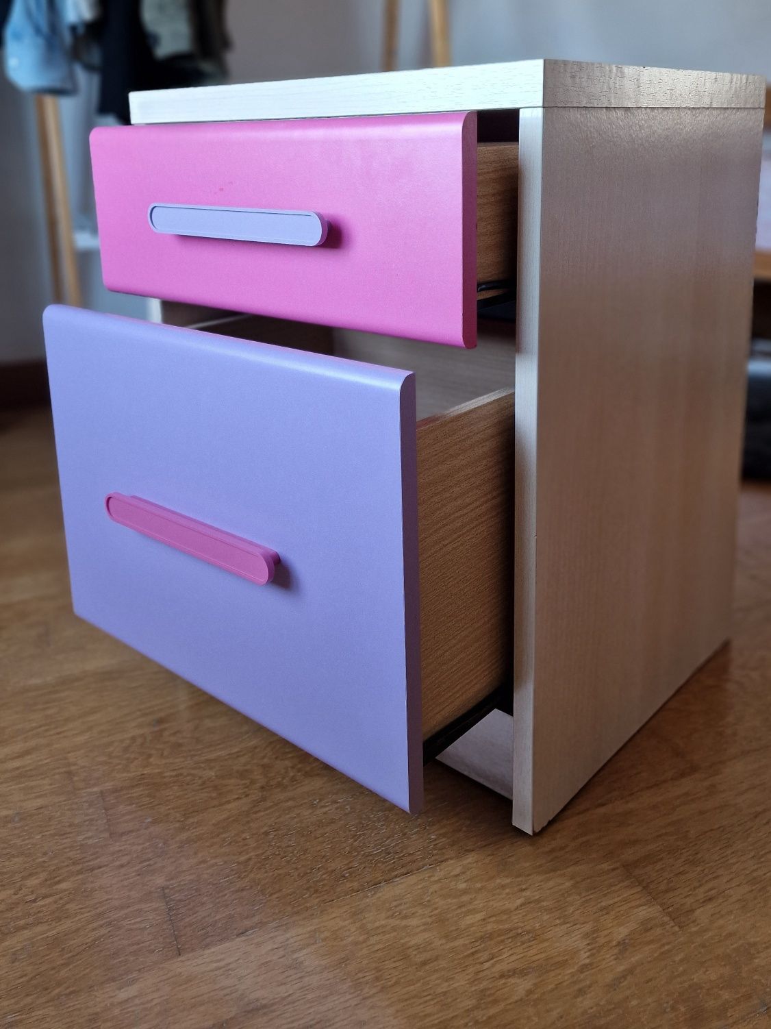 Mesa de Cabeceira com duas gavetas (beje/rosa)