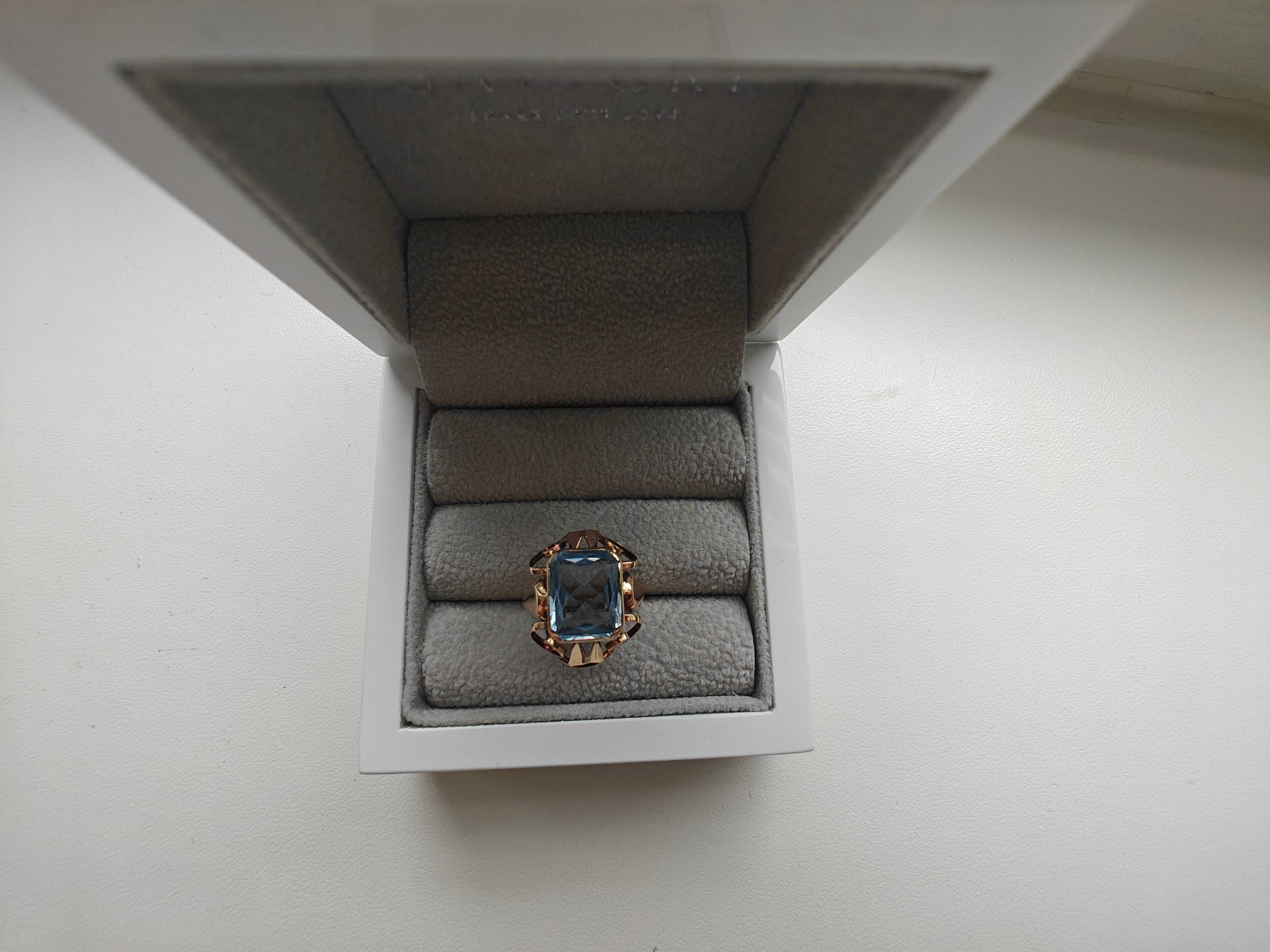 złoty pierścionek z błękitnym oczkiem 3,71g r: 19 585 kolczyki gratis