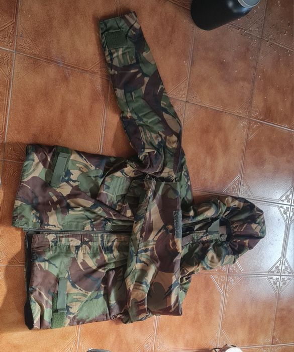 Fato camuflado impermeável