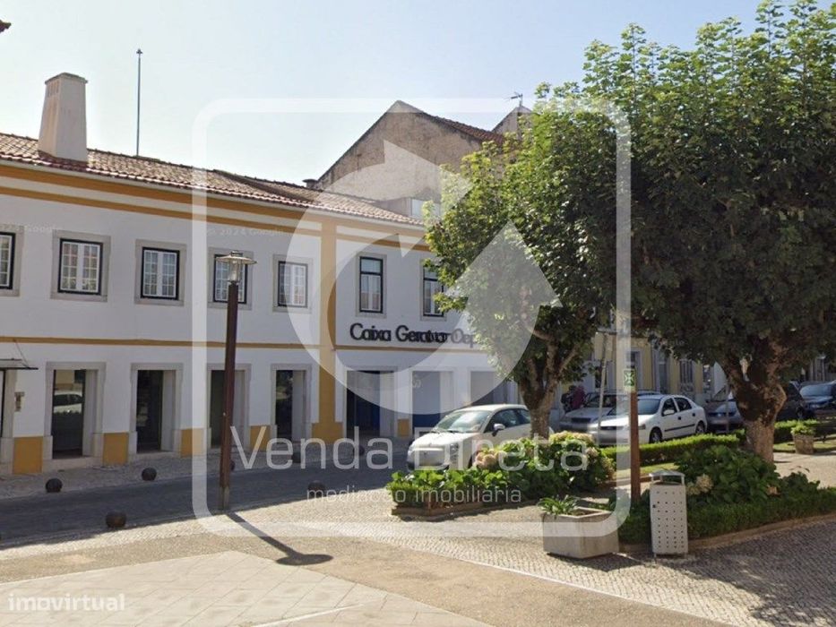 Loja com logradouro, em Ferreira do Zêzere.
