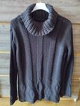 Brązowy sweter z golfem