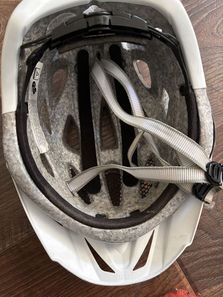 Велосипедний шолом білий