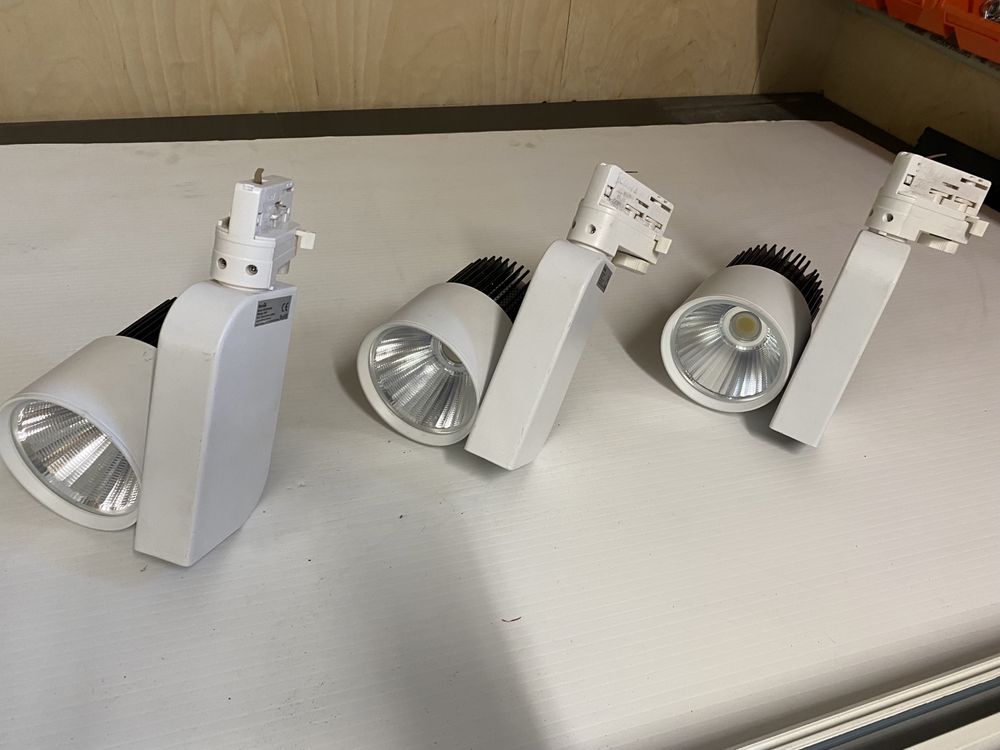 Szyna oswietleniowa  wraz z 3 lampami led