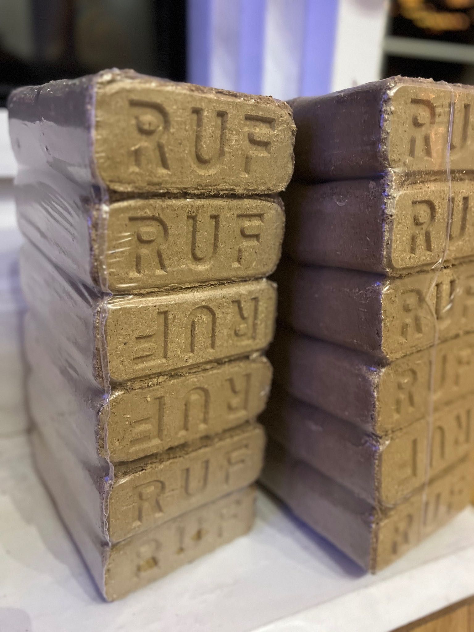 Brykiet drzewny typu RUF drewno kominkowe opalowe wegiel