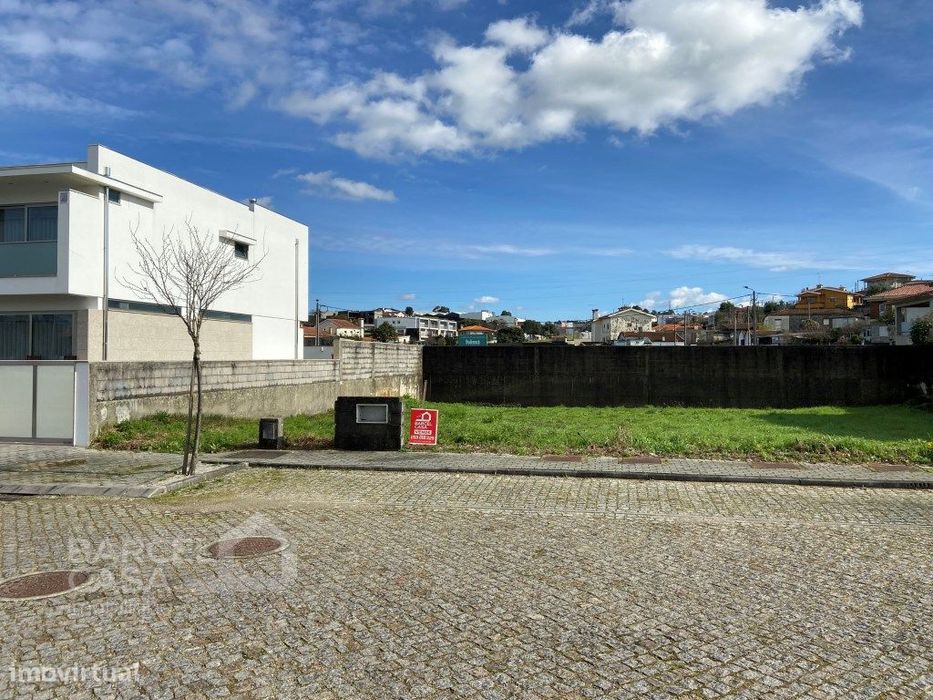 Lote com projeto aprovado p/ moradia T3 em banda em Alvelos - Barcelos