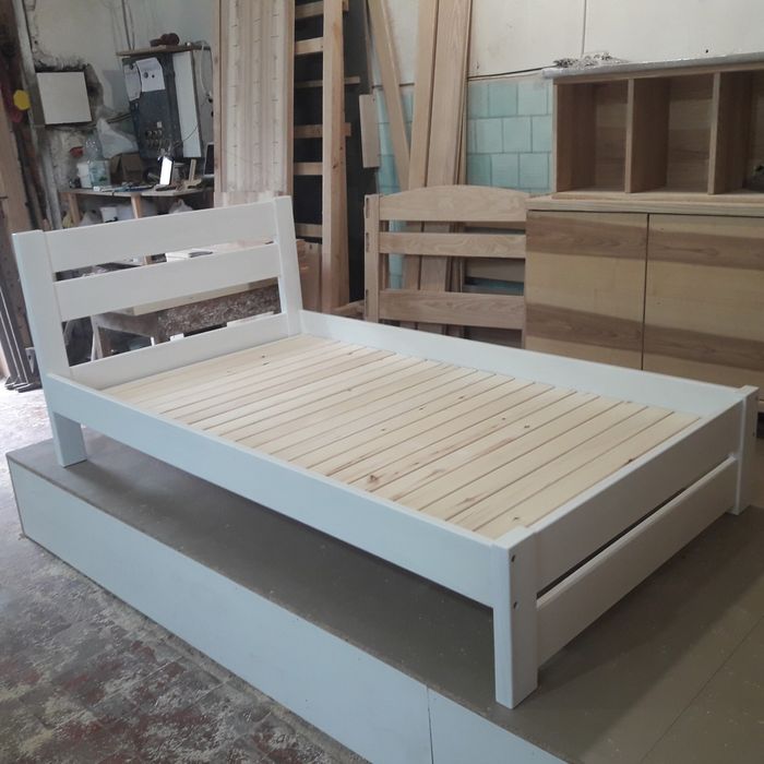 Дерев'яне ліжко з масиву