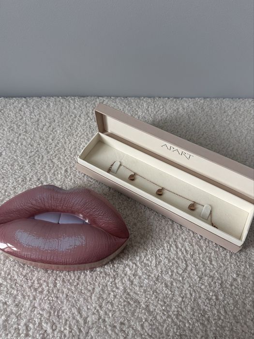 Branzoletka celebrytka z sercami 3D z brokatem Apart