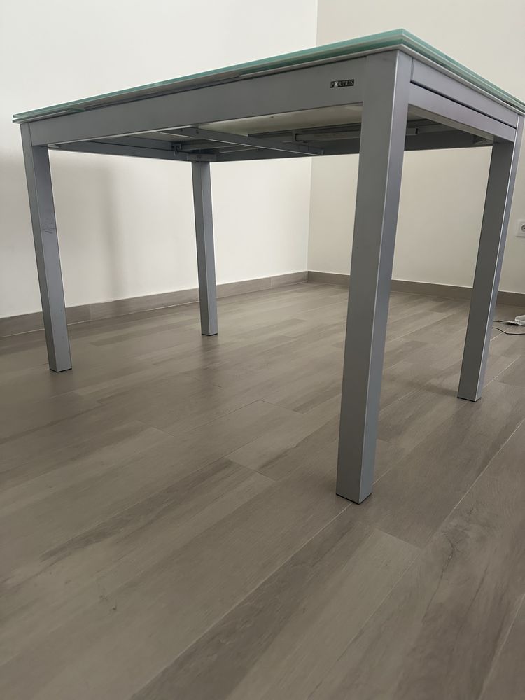 Mesa de cozinha em vidro extensilvel