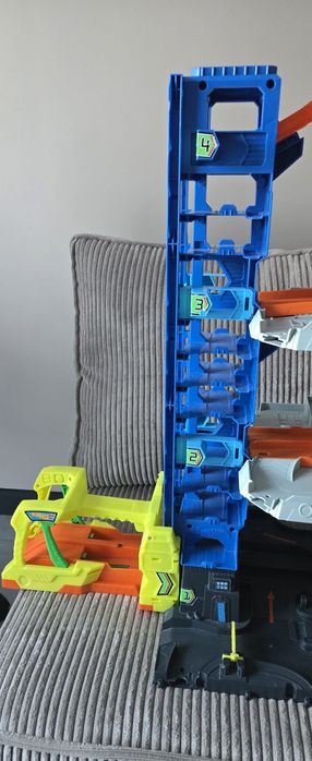 Mega garaż hot wheels atak smoka
Spektakularny, robi ogromne wraż