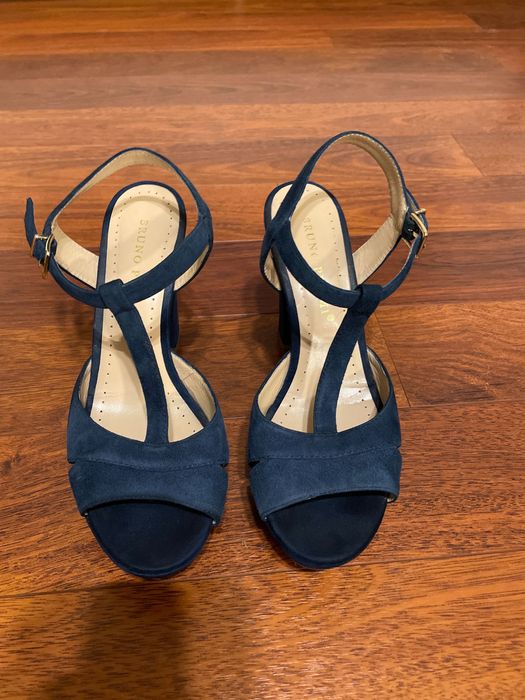 Sandálias em pele e bom estado