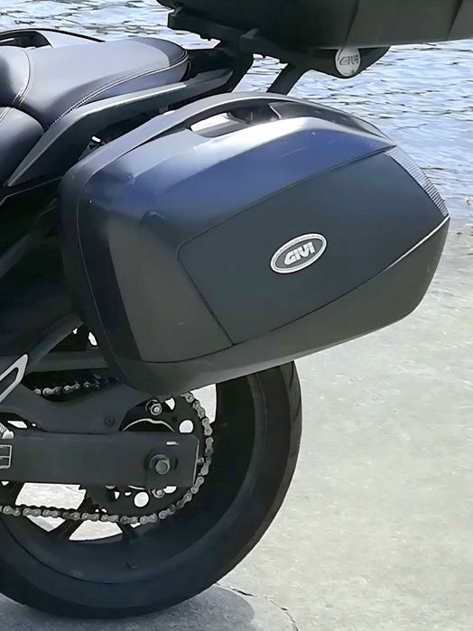 Malas Laterais GIVI V35 TECH e Suporte de Malas GIVI PLX1111