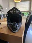 kask motocyklowy wraz z goglami