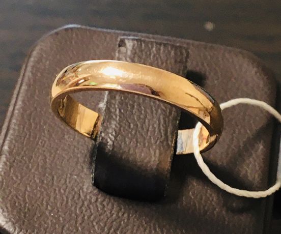 Обручальное золотое кольцо 585 пробы . Вес 2.46. Р. 16.5