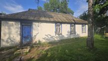 Старенький будинок у мальовничому селі Погреби.
