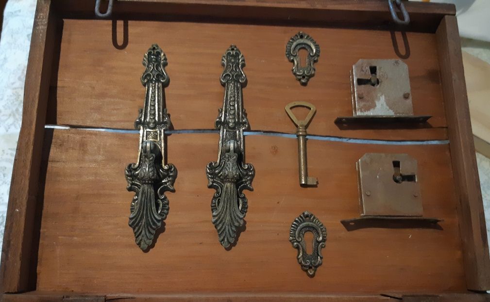 Puxadores antigos + fechadura com chave