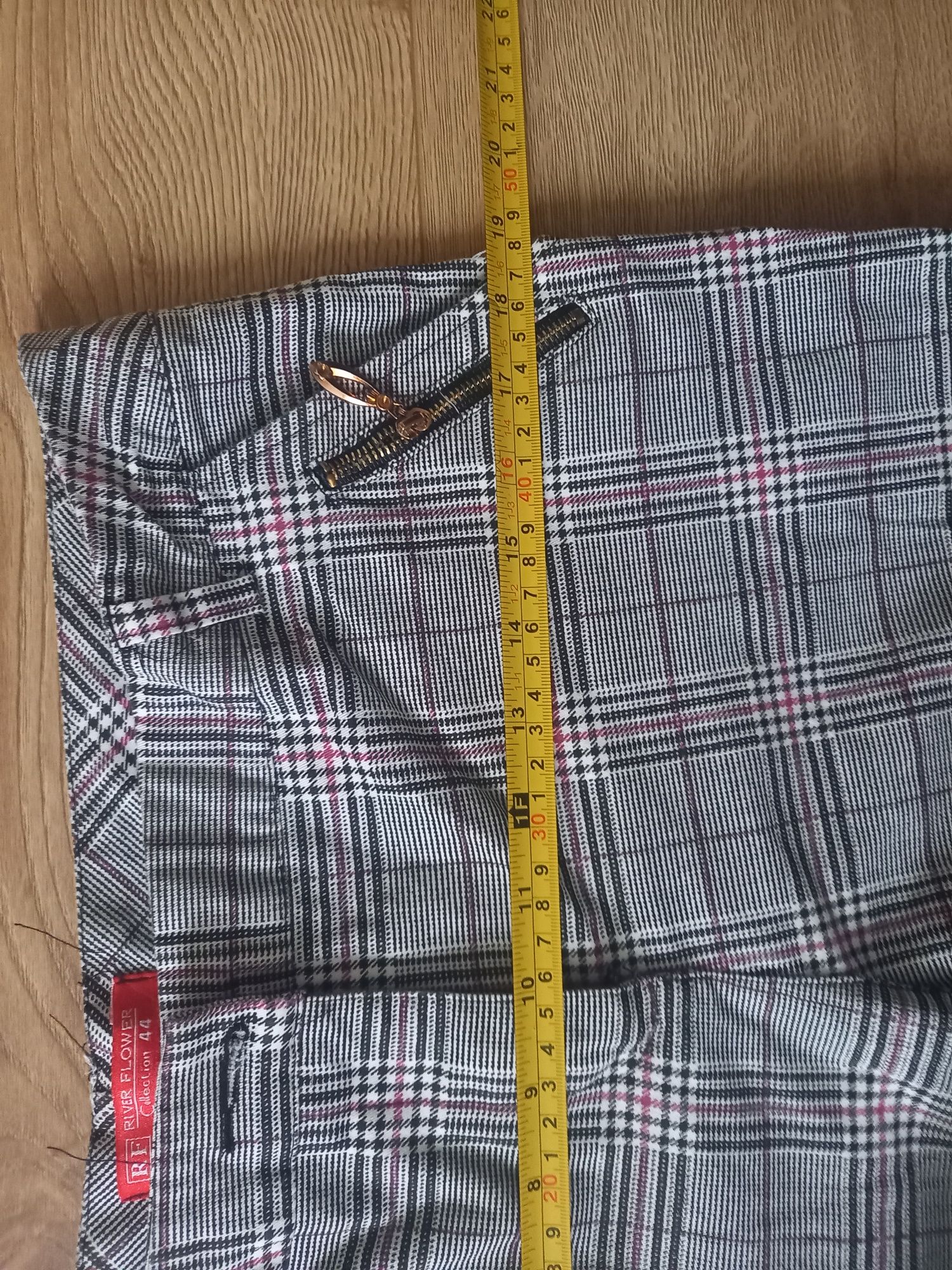 Klasyczne proste spodnie w kratkę 42