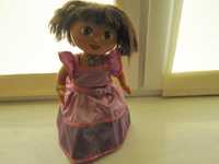 Dora śpiewa i tańczy porusza się Mattel