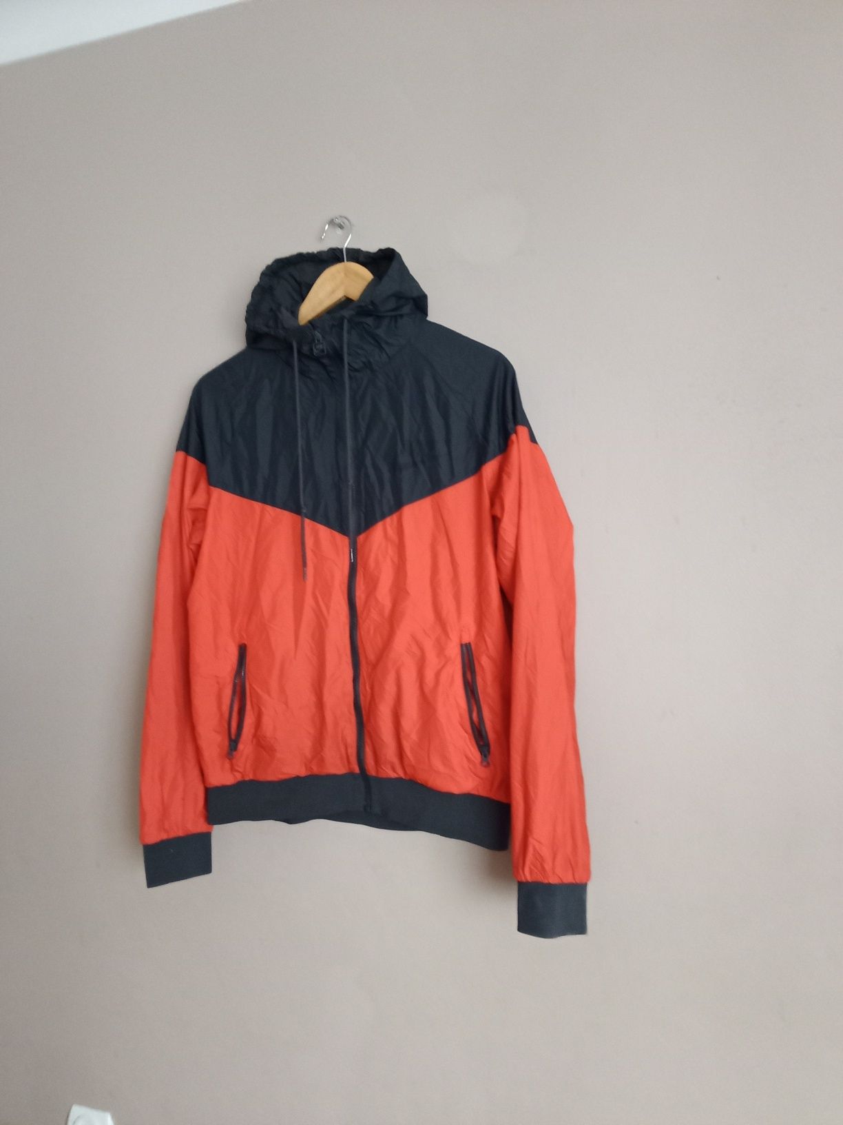 Czarno czerwona kurtka wiatrówka Nike