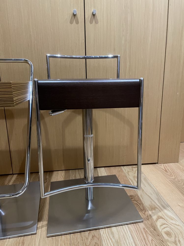 Bancos de balcão em mandeira e metal