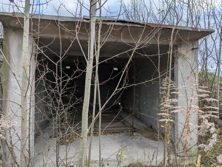 Бетонний гараж без місця