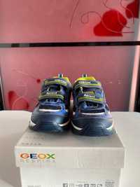 Продам ботинки детские новые Geox
