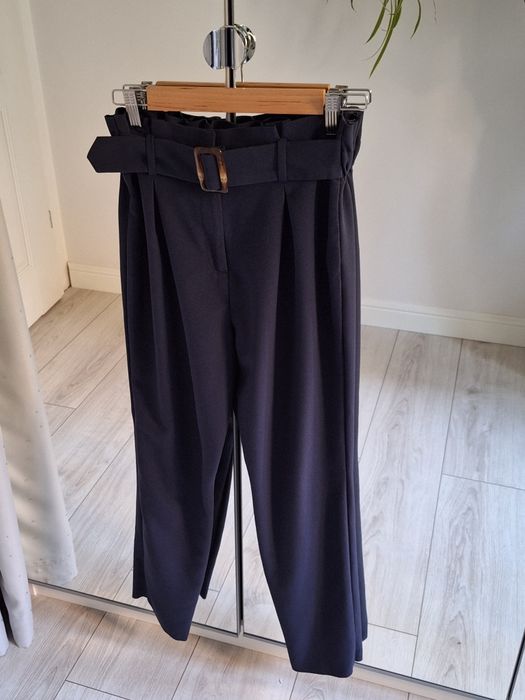 granatowe spodnie eleganckie chinosy w gumkę z paskiem