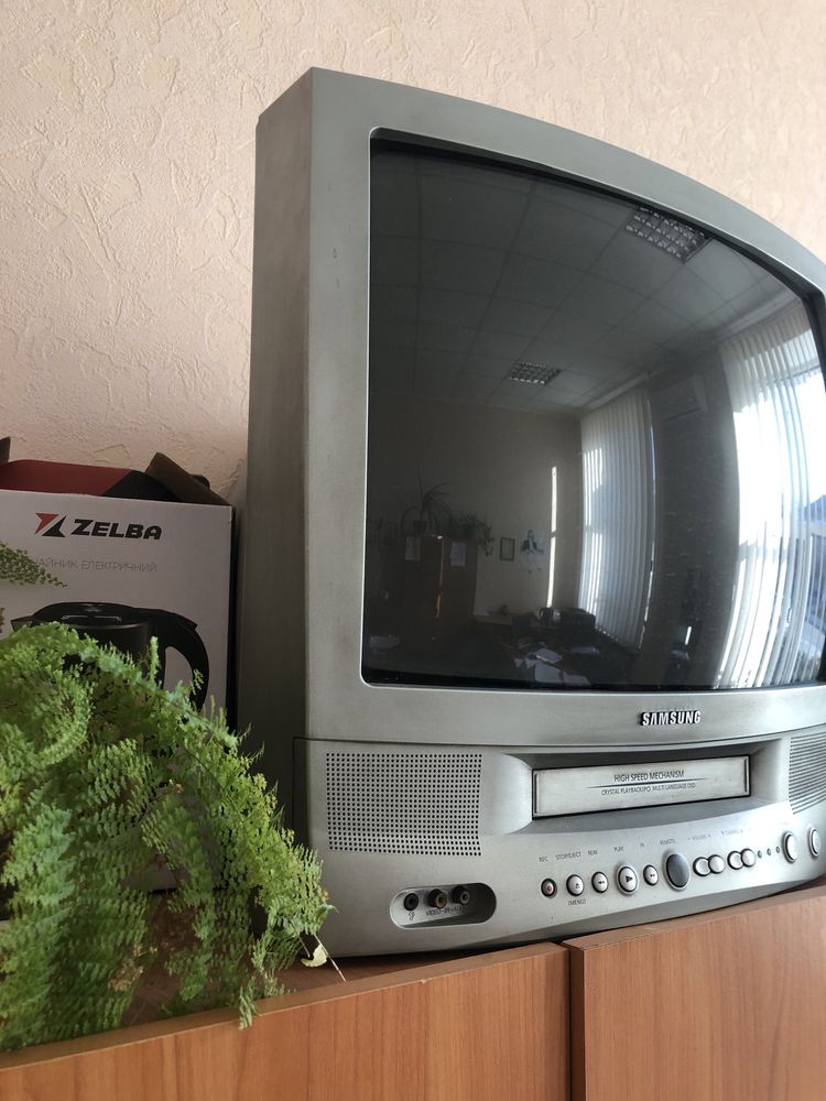 Телевізор Samsung з VHS програвачем