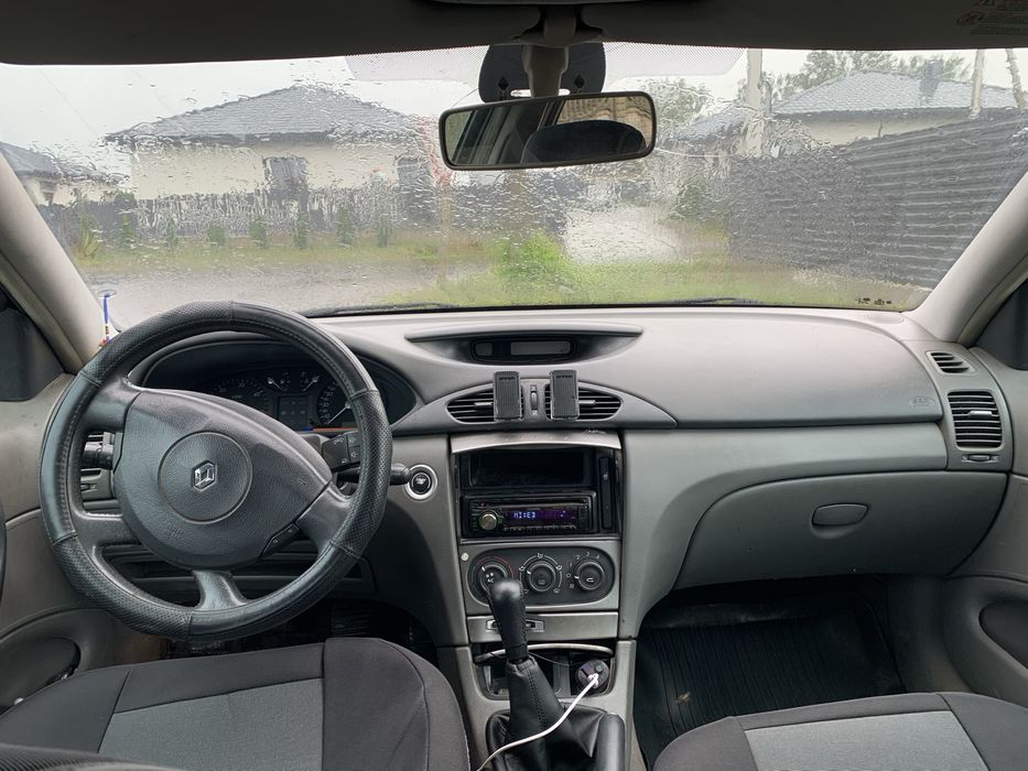 Авто рено лагуна 2003 року