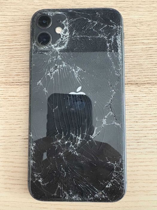 iPhone 11 - w pełni sprawny, z pękniętą tylną szybą