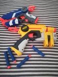 Pistolas de brincar, plástico.