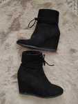 Czarne buty zimowe na koturnie