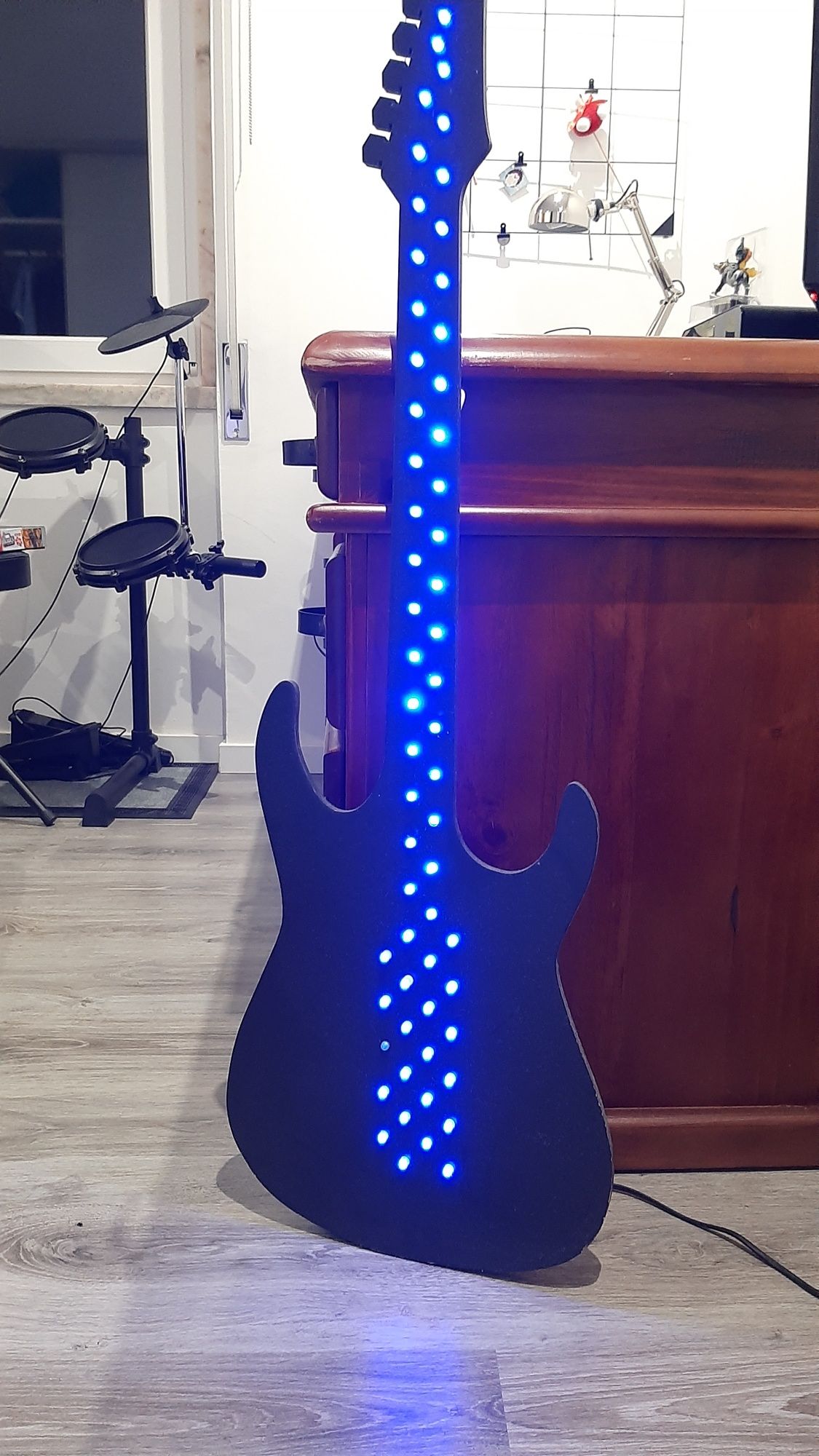 Guitarra decorativa com luz