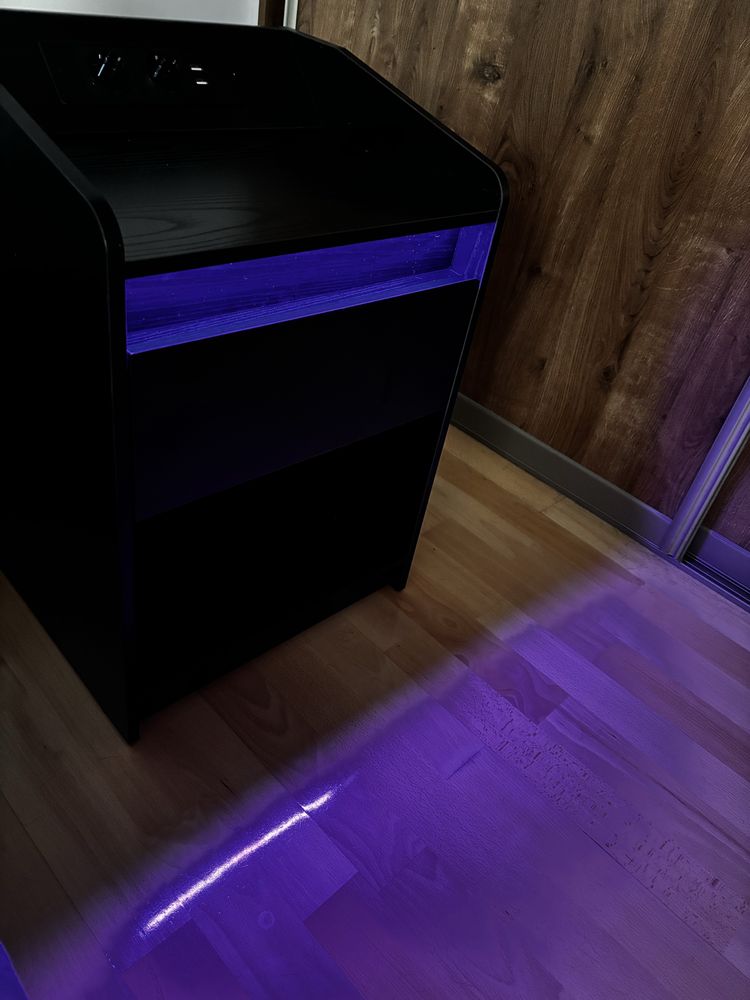 Szafka nocna z oświetleniem LED, gniazdkami i portami USB