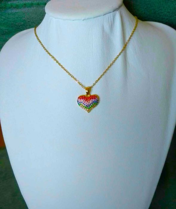 Colar Aço Dourado c/ Coração de Cristais Arco Iris NOVO