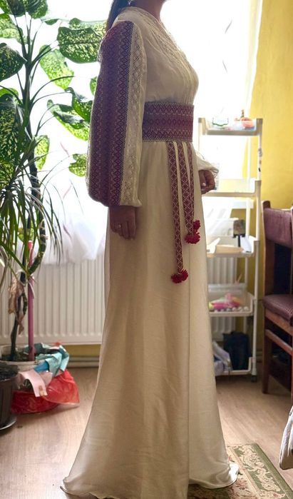 Продається вишите плаття.