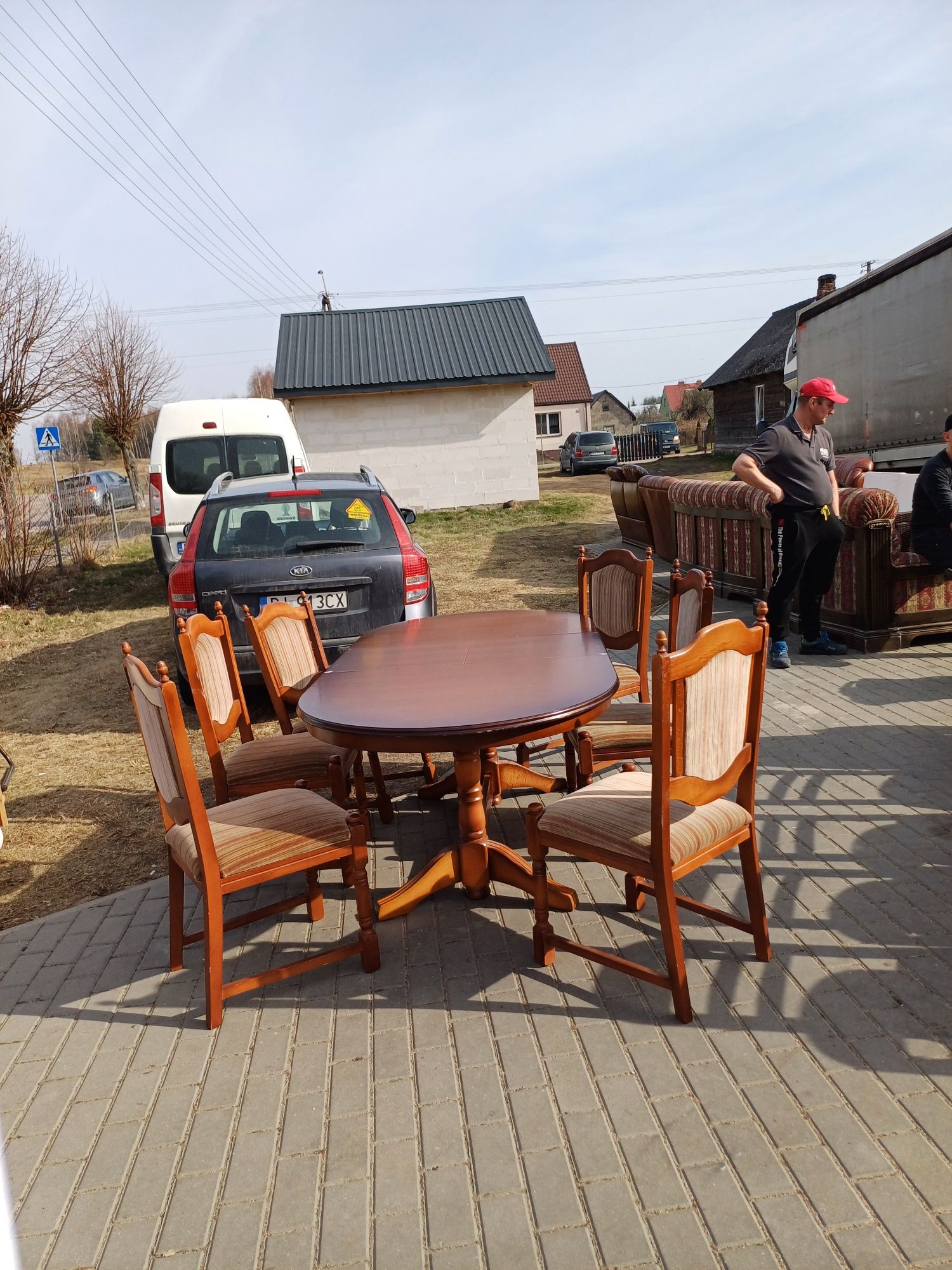 Rozkładany stół z 6 krzeslami