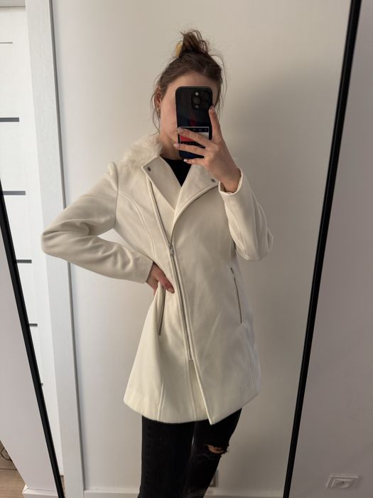 Płaszcz biały ozdobny futerkowy kołnież