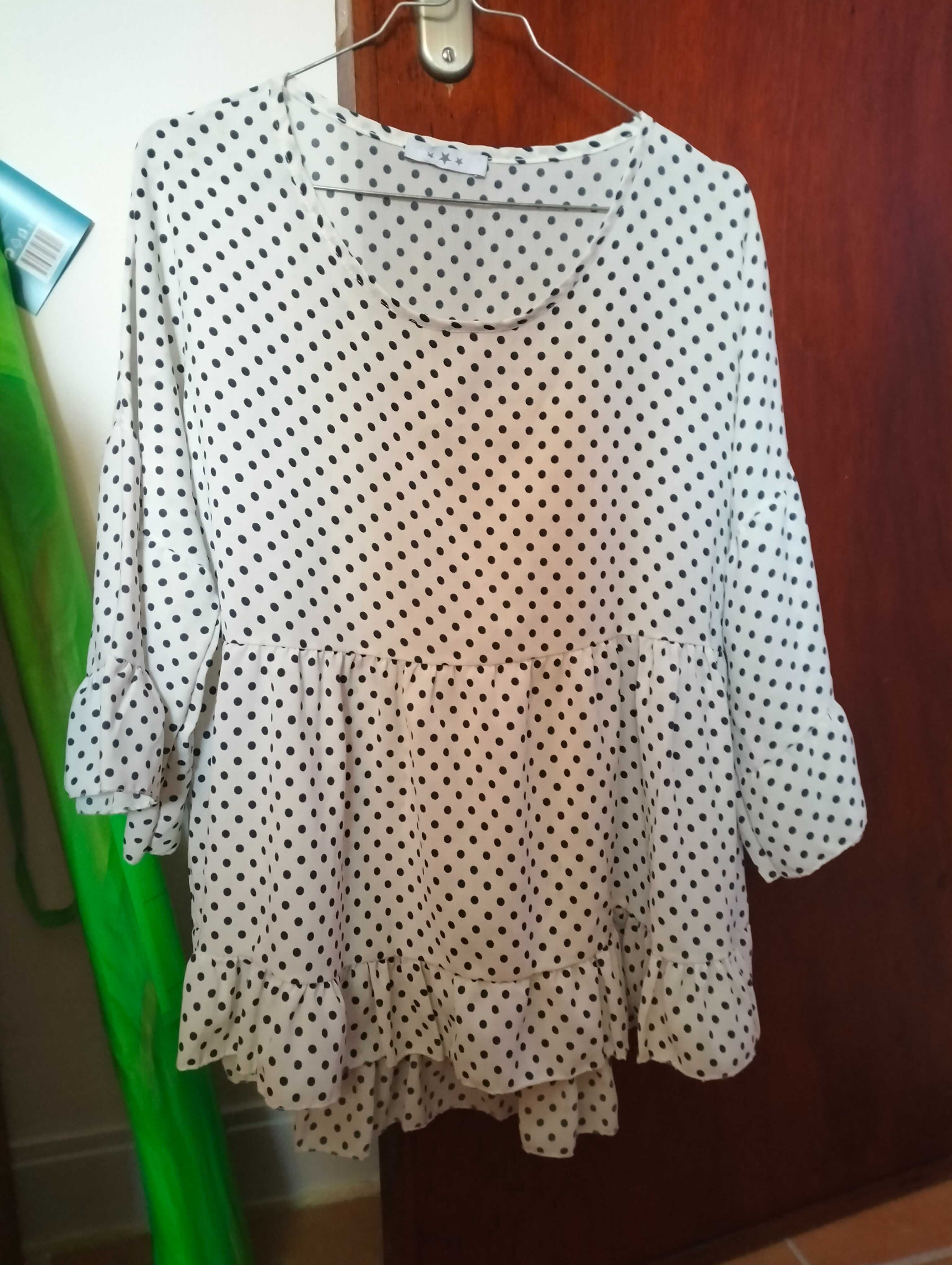 Blusa branca com bolas pretas