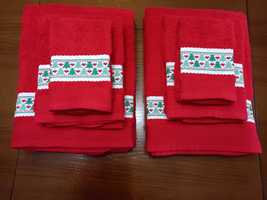 Dois conjuntos de toalhas de banho com bordado de natal